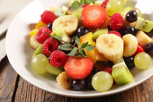 Färsk Fruktsallad Skål — Stockfoto