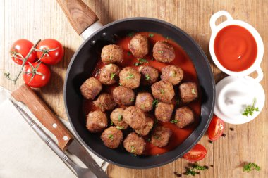 Tavada kızartılmış köfte ve domates sosu.