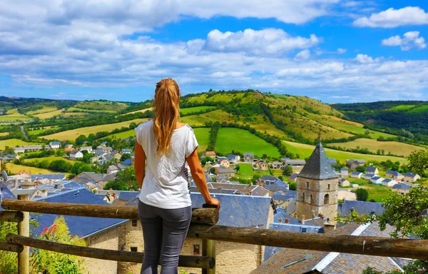 Aveyron Kobieta Podróżująca Wiejskiej Wiosce Górach Francji — Zdjęcie stockowe
