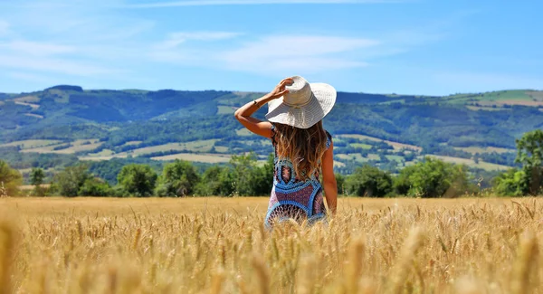 Mulher Campo Trigo — Fotografia de Stock