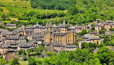 Fransa 'nın ünlü Conques- Aveyron köyü manzarası