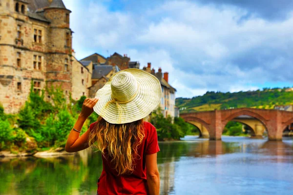フランスの女性観光客 エスパリオンIn Aveyron — ストック写真