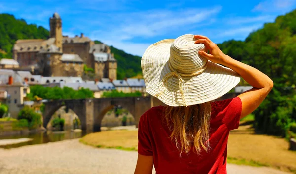 Kobieta Turysta Francji Piękna Wioska Aveyron Estaing — Zdjęcie stockowe