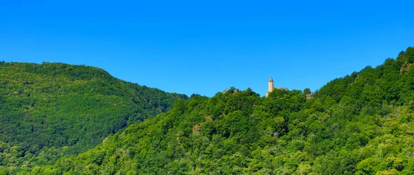 Yeşil Orman Dağı Tepedeki Güzel Kilise — Stok fotoğraf