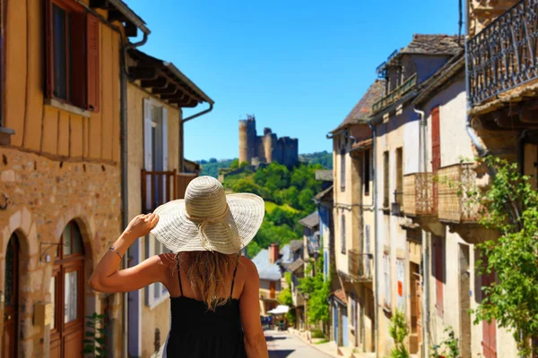 Kobieta Turysta Średniowiecznej Wiosce Francuskiej Najac — Zdjęcie stockowe
