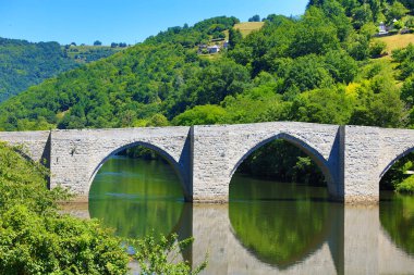 Köprü, nehir ve yeşil orman dağı