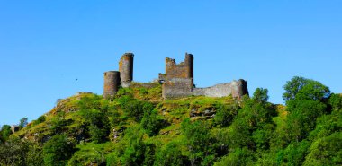 Dağın tepesindeki eski harabe kale.