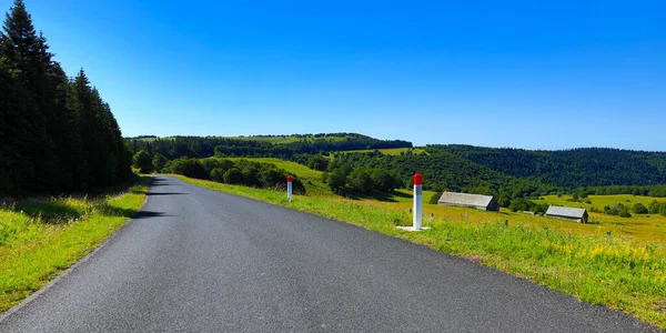 Droga Aubrac Płaskowyżu Francuski Krajobraz — Zdjęcie stockowe
