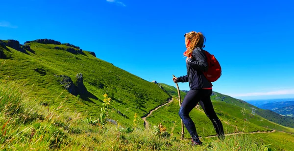 Hiking Trail Woman Backpack Plomb Cantal Auvergne Canta — Stock Photo, Image