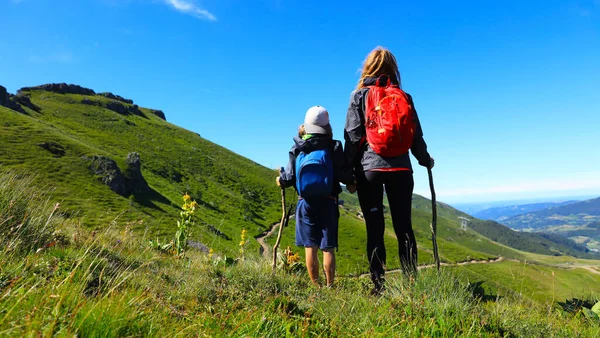 Wanderweg Familie Mit Rucksack Plomb Cantal Auvergne Canta — Stockfoto