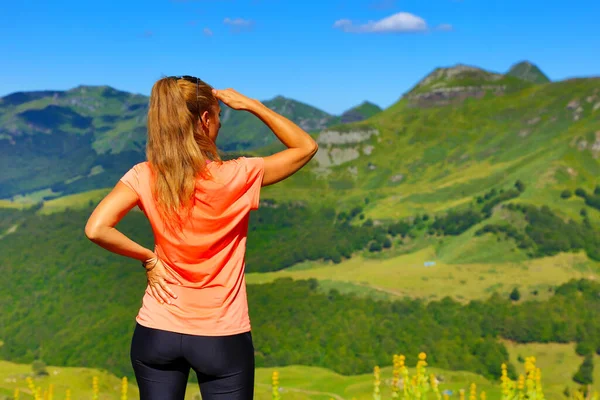 Vrouw Zoek Naar Het Uitzicht Het Prachtige Landschap Frankrijk Cantal — Stockfoto