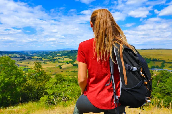 Vrouw Backpacker Genieten Van Prachtige Platteland Frankrijk — Stockfoto