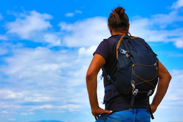 Backpacker Man Reiziger Avonturier Blauwe Hemel — Stockfoto