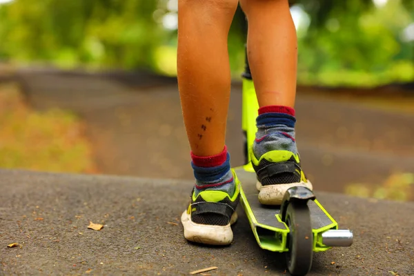 Dziecko Chłopiec Jazda Skuterze Skate Park Tor Pompy — Zdjęcie stockowe