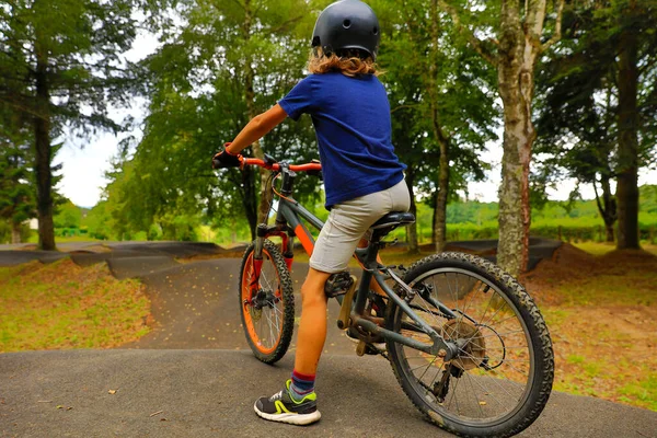 Junge Auf Fahrrad Pumptrack Skatepark Bmx Fahrer Auf Fahrrad Startklar — Stockfoto