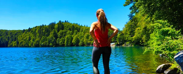Žena Stojící Dívající Krásné Jezero Francii Pavin Lake — Stock fotografie