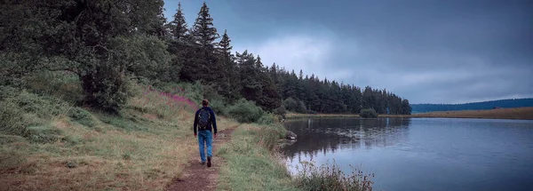 Homem Caminhando Caminho Lago Floresta — Fotografia de Stock