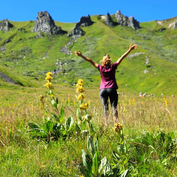 Woman Happy Arm Air Beautiful Mountain — Stock Photo, Image