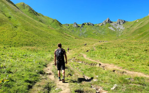 Férfi Túrázás Sancy Puy Franciaországban — Stock Fotó