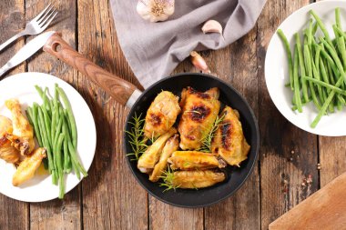 Izgara tavuk kanadı ve yeşil fasulye.