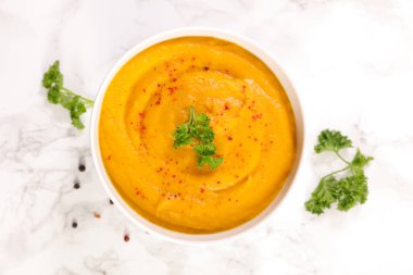 Bir kase çorba, sebze çorbası, havuç, balkabağı.