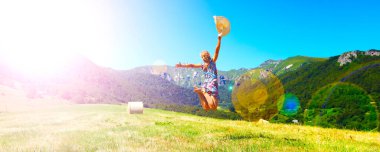 Fransa 'da güzel bir manzarayla atlayan mutlu bir kadın. Auvergne