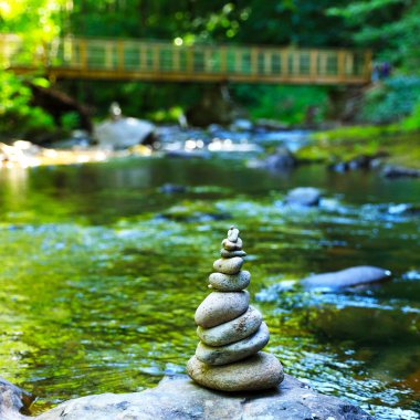 taş zen, nehir ve askıya alınmış ahşap köprü arka planı