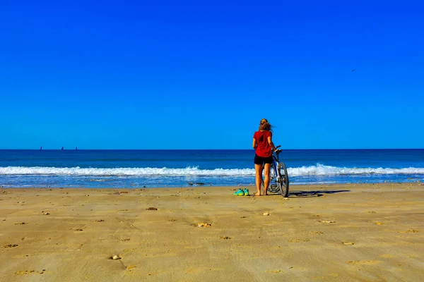 ビーチでの自転車の女の子 自由と休日のコンセプト — ストック写真