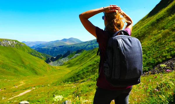 Vrouw Wandelaar Kijken Naar Het Prachtige Uitzicht Groene Berg Auvergne — Stockfoto