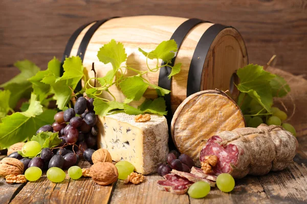 Assorted Cheese Salami Grapes Barrel — Stock Photo, Image