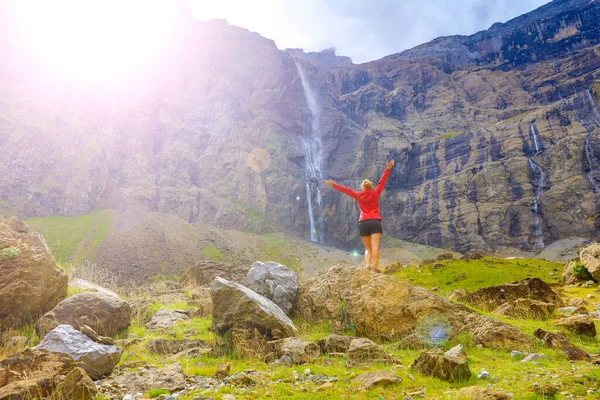 Gelukkig Vrouw Genieten Pyrenee Berg Waterval — Stockfoto