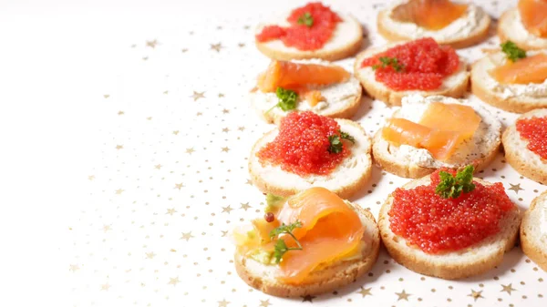 Canapé Com Caviar Salmão Defumado Festivo Natal Dedo Alimento — Fotografia de Stock