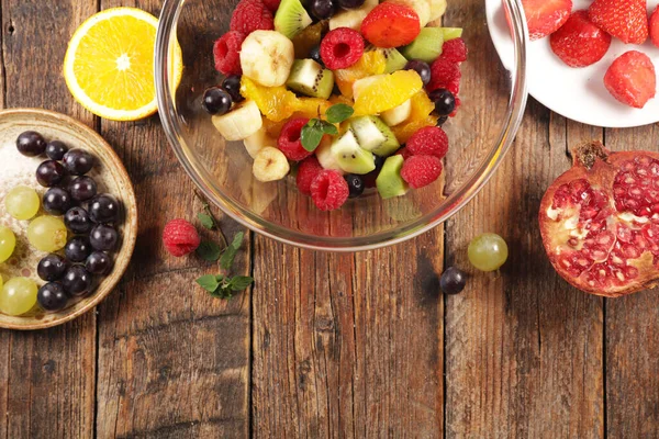 Salada Frutas Frescas Uva Frutos Silvestres Banana — Fotografia de Stock