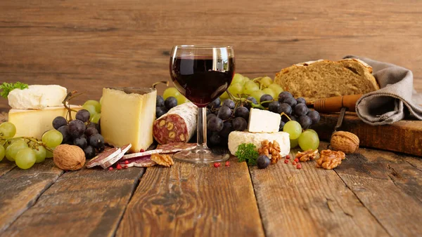 Wein Käse Und Salami Auf Holz Hintergrund — Stockfoto