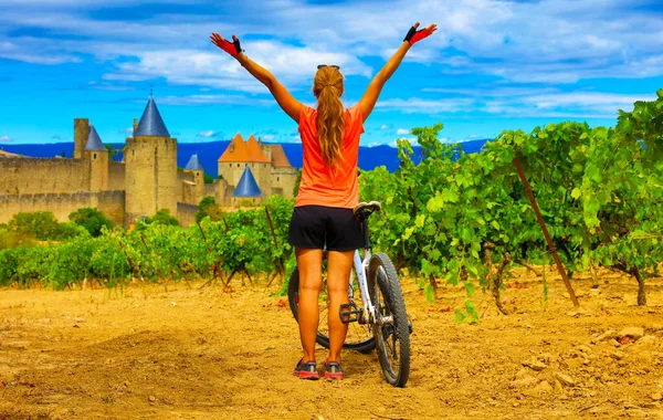 Gelukkige Vrouw Fiets Genieten Van Kasteel Van Carcassonne Frankrijk — Stockfoto