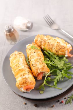 Somon ve kremalı puf böreği