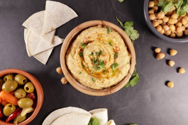Pita ekmekli ve zeytinli humus.