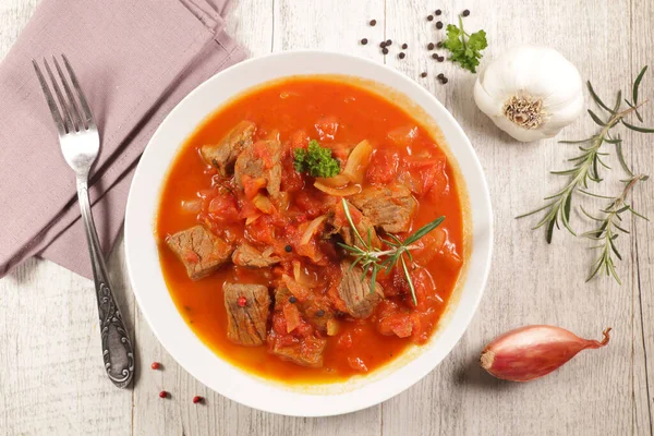 Rindereintopf Mit Tomatensauce Und Gewürz — Stockfoto