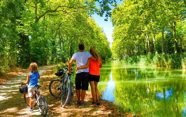 Familie Mit Fahrrädern Sport Urlaub Familienkonzept Frankreich Canal Midi — Stockfoto