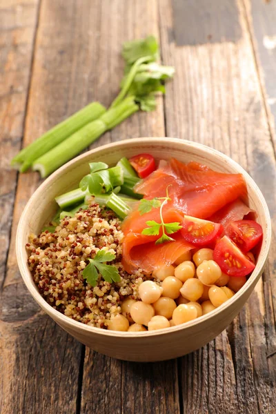 Füme somon, nohut, kinoa ve bulgur ile sağlıklı salata kasesi.