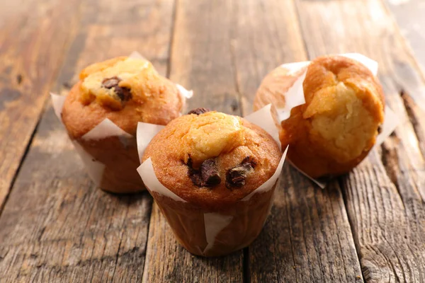 Muffin Met Chocolade Chips Hout Achtergrond — Stockfoto