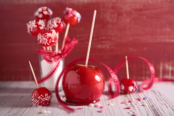各种各样的苹果 糖果苹果和节日装饰 — 图库照片
