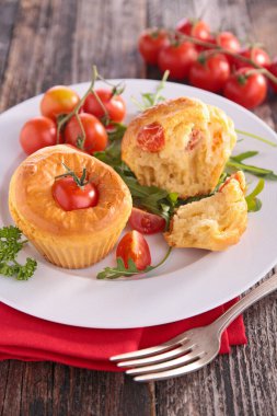 Domates ve otlu puf böreği