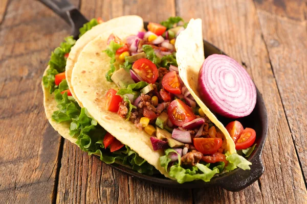 Rindfleisch Fajita Mit Avocado Tomaten Mais Und Gewürzen — Stockfoto