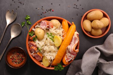 Patates ve sosisli lahana turşusu.