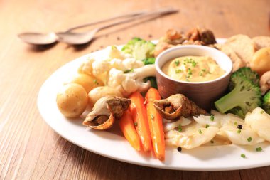 Sebze ve sos. Sağlıklı çerez ve sos.