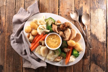 sebze ve sos. Sebze ve balıklı sağlıklı atıştırmalık.