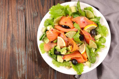 Füme somonlu sebze salatası.