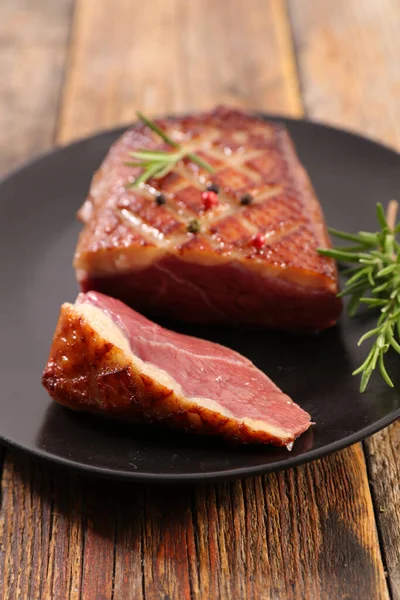 Gegrillte Entenbrust Mit Paprika Und Kräutern — Stockfoto