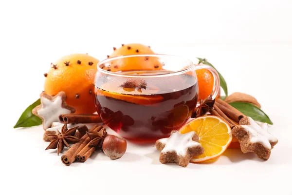 Heißer Tee Mit Keksen Und Gewürzen Isoliert Auf Weißem Hintergrund — Stockfoto